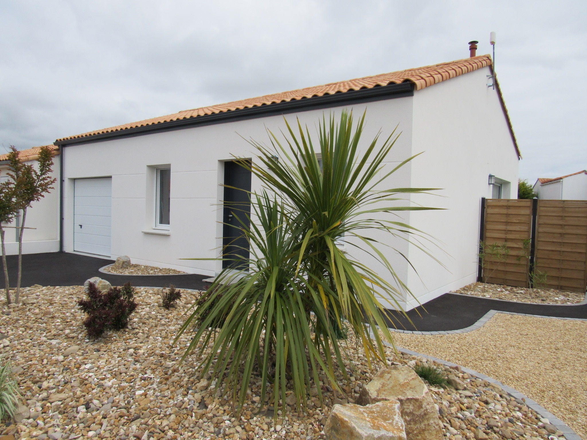 Maison neuve de plein pied, tout confort et décorée avec goût